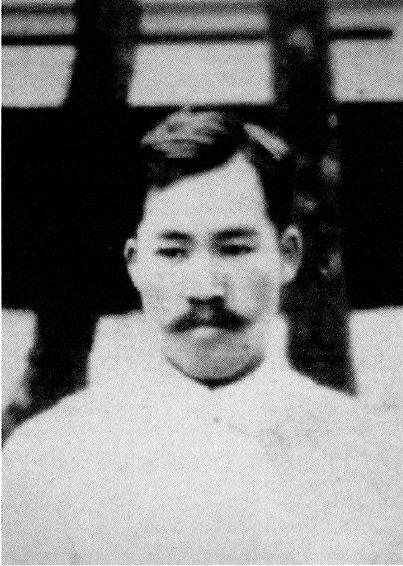 Hakaru Hashimoto beschrieb mit seiner Dissertation aus dem Jahr 1912 erstmals die Symptome der nach ihm benannten Schilddrüsenerkrankung Hashimoto-Thyreoiditis.