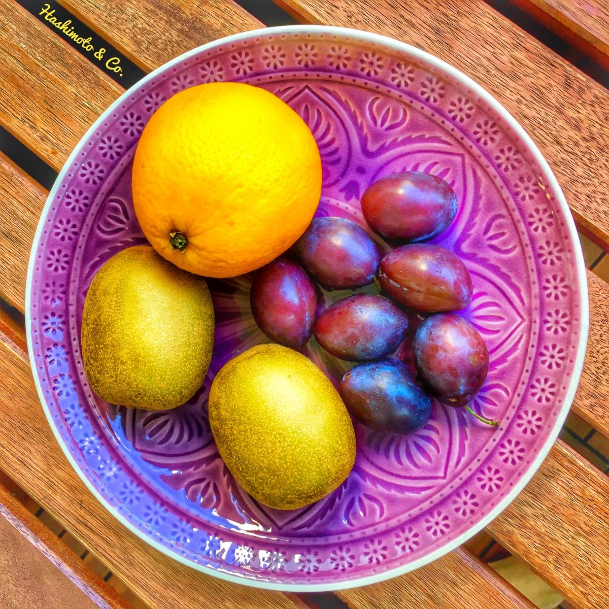 Zwei Kiwis, eine Orange und eine Hand voll Pflaumen. Damit ist dein Fructose-Limit für den Tag erreicht.