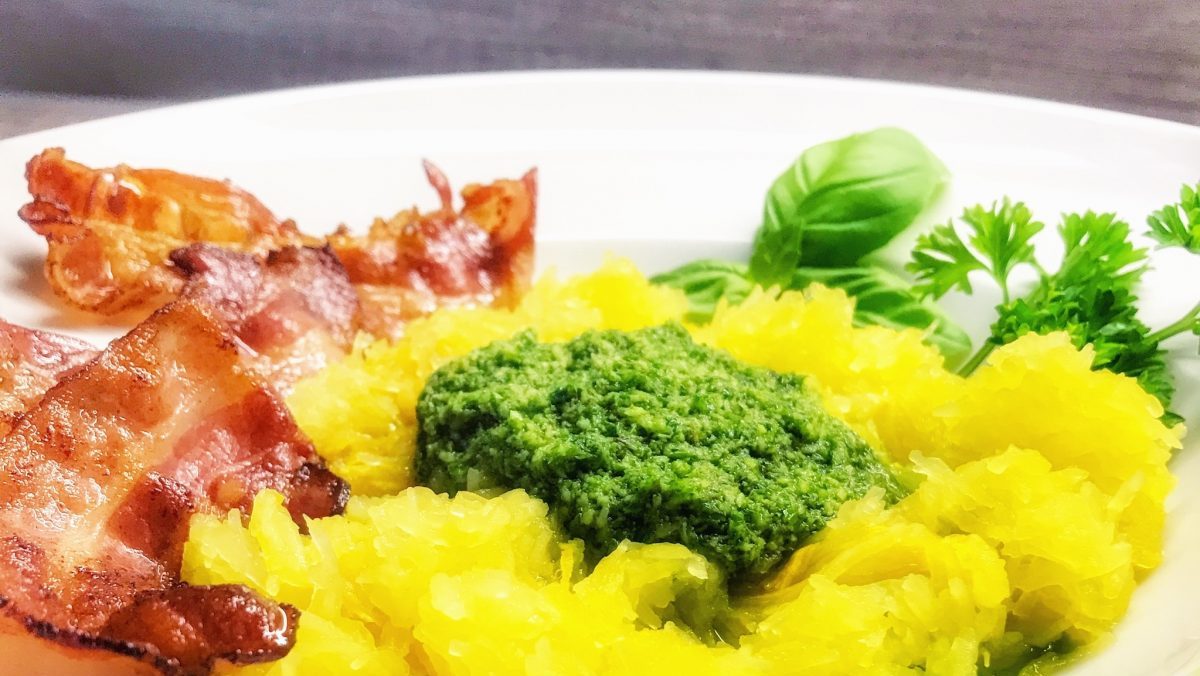 AIP Kürbisspaghetti mit Pesto und Speck