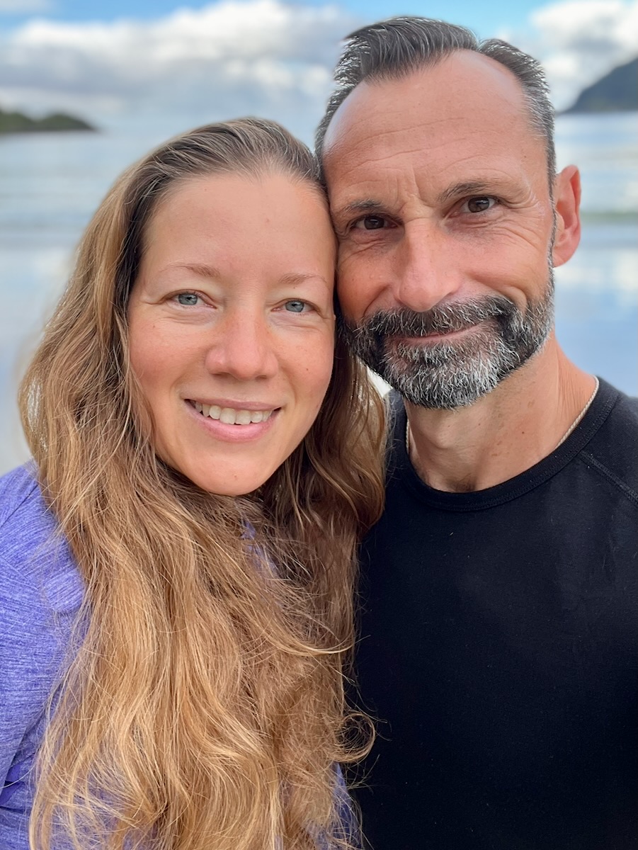 Sabrina und René Bergmann, die Gründer von Hashimoto & Co., gemeinsam in der Natur